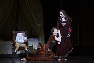 [Translate to English:] „Mayerling”, Natalia Pasiut (Hrabina Larisch), Patryk Walczak (Arcyksiążę Rudolf) i Emilia Stachurska (Cesarzowa Elżbieta), fot. Ewa Krasucka
