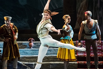 Korsarz/Le Corsaire: Denys Cherevychko as Conrad, fot./photo: Wiener Staatsballett – Ashley Taylor