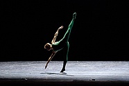 Patryk Walczak w „Artifact Suite” Williama Forsythe'a, fot. Ewa Krasucka