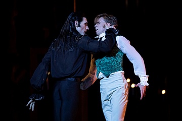 [Translate to English:] Vladimir Yaroshenko (Hrabia Dracula) i Patryk Walczak (Jonathan), fot Ewa Krasucka