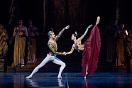 [Translate to English:] Maksim Woitiul i Yuka Ebihara w „Bajaderze” Natalii Makarowej, fot. Ewa Krasucka