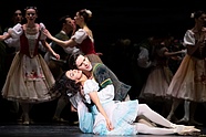 „Giselle” Mainy Gielgud: Vladimir Yaroshenko (Książę Albert) i Chinara Alizade (Giselle), fot. Ewa Krasucka