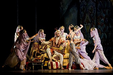 Korsarz/Le Corsaire: Mihail Sosnovschi as Seyd Pascha, Liudmila Konovalova as Gulnare, Ensemble, fot./photo: Wiener Staatsballett – Ashley Taylor