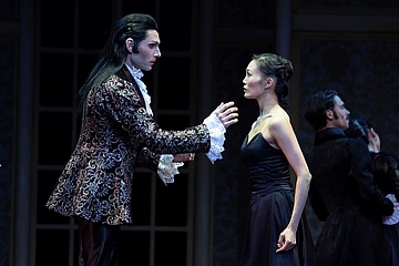 [Translate to English:] Yuka Ebihara (Mina) i Vladimir Yaroshenko (Hrabia Dracula), fot. Ewa Krasucka
