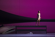 [Translate to English:] Mai Kageyama w „Świteziance” Roberta Bondary, fot. Ewa Krasucka