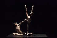 Aneta Zbrzeźniak i Raphaël Rautureau w „Moving Rooms” Krzysztofa Pastora, fot. Ewa Krasucka