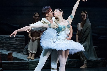 Korsarz/Le Corsaire: Robert Gabdullin as Conrad, Ludmila Konovalova as Médora, fot./photo: Wiener Staatsballett – Ashley Taylor