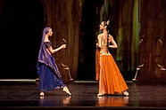 [Translate to English:] Ana Kipshidze i Dagmara Dryl w „Bajaderze” Natalii Makarowej, fot. Ewa Krasucka