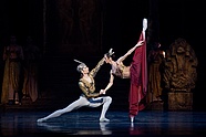 [Translate to English:] Ana Kipshidze i Vladimir Yaroshenko w „Bajaderze” Natalii Makarowej, fot. Ewa Krasucka