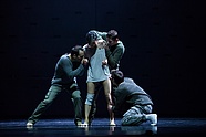 Yuka Ebihara, Jacek Tyski, Sebastian Solecki i Kurusz Wojeński w „Nevermore...?” Roberta Bondary, fot. Ewa Krasucka