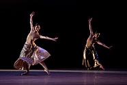 [Translate to English:] Ana Kipshidze i Karolina Jupowicz w „In Light and Shadow” Krzysztofa Pastora, fot. Ewa Krasucka