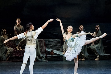 Korsarz/Le Corsaire: Robert Gabdullin as Conrad, Ludmila Konovalova as Médora, fot./photo: Wiener Staatsballett – Ashley Taylor