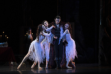 [Translate to English:] Ryota Kitai (Hrabia Dracula), Aneta Zbrzeźniak, Anna Czeszejko i Aoi Choji (Wampirzyce), fot. Ewa Krasucka
