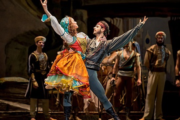 Korsarz/Le Corsaire: Alice Firenze as Zulméa, Davide Dato as Birbanto, fot./photo: Wiener Staatsballett – Ashley Taylor