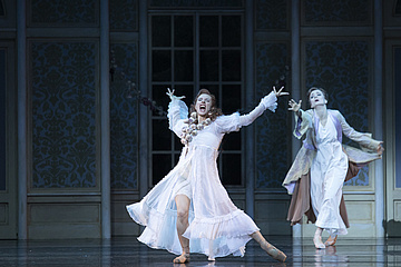 [Translate to English:] Natalia Pasiut (Lucy) i Olga Yaroshenko (Pani Westenra), fot. Ewa Krasucka