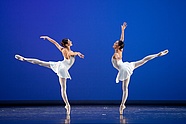 Maria Żuk i Yuka Ebihara w „Concerto Barocco” George'a Balanchine'a, fot. Ewa Krasucka