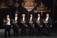 Grupa puzonów, od lewej: Piotr Dąbrowski, Rafał Piłasiewicz, Mariusz Opaliński, Tomomasa Ueyama, Michał Kiljan, Piotr Wawreniukfot. Karpati&Zarewicz