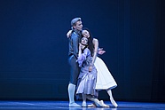 [Translate to English:] Dawid Trzensimiech, Chinara Alizade i Yuka Ebihara w „Damie kameliowej” Johna Neumeiera, fot. Ewa Krasucka