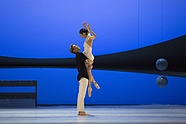 [Translate to English:] Mai Kageyama i Dawid Trzensimiech w „Świteziance” Roberta Bondary, fot. Ewa Krasucka
