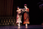[Translate to English:] „Mayerling”, Natalia Pasiut (Hrabina Larisch) i Yuka Ebihara (Mary Vetsera), fot. Ewa Krasucka