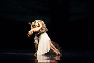 [Translate to English:] Dawid Trzensimiech i Yuka Ebihara w „Bajaderze” Natalii Makarowej, fot. Ewa Krasucka