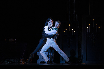[Translate to English:] Ryota Kitai (Hrabia Dracula) i Laurence Elliott (Jonathan), fot. Ewa Krasucka