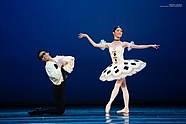 Yurika Kitano i Shunsuke Mizui w pas de deux z „Arlekinady”, fot. Marta Wódz