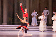 [Translate to English:] Dawid Trzensimiech i Mai Kageyama w „Don Kichocie” Alexeia Fadeyecheva, fot. Ewa Krasucka