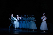 Evelina Godunova jako Giselle, Marko Juusela jako Książę Albert i Hannah Cho jako Mirta w „Giselle”, fot. Ewa Krasucka