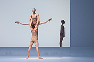 Dagmara Dryl, Maksim Woitiul i Magdalena Ciechowicz w „Chromie” Wayne’a McGregora, fot. Ewa Krasucka