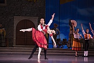 Diogo de Oliveira as Basilio and Mai Kageyama as Kitri in “Don Quixote”, ph. Ewa Krasucka 