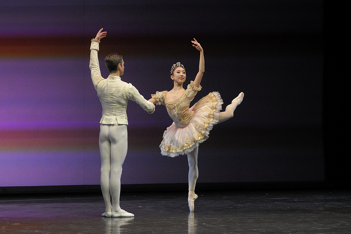 Maksim Woitiul oraz Mai Kageyama w pas de deux ze Śpiącej kr&oacute;lewny Mariusa Petipy fot. Martin Popel&aacute;ř