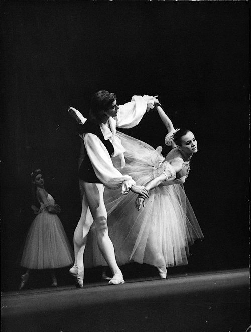 Elżbieta Jaroń and Waldemar Wołk-Karaczewski in a Warsaw production of Fokine's ballet of 1975; photo: Zygmunt Sidło