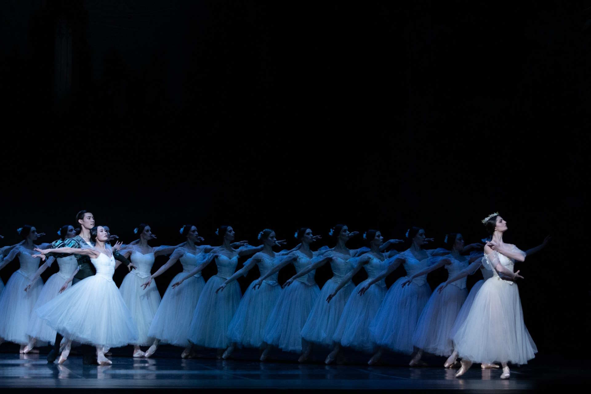 Yana Shtanhei as Myrtha, Yuka Ebihara as Giselle and Ryota Kitai as Duke Albrecht in “Giselle”, ph. Ewa Krasucka